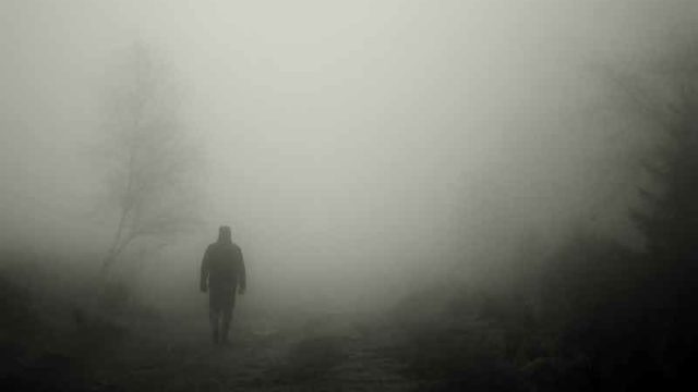 霧の中を歩く人