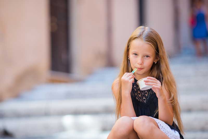 アイスクリームを食べる少女のサムネイル
